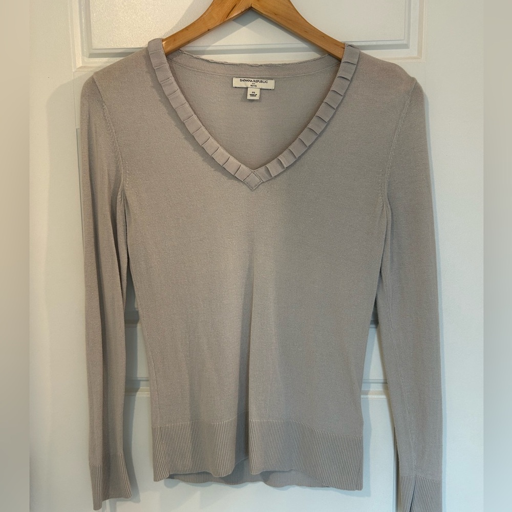 Banana Republic gray fitted sweater